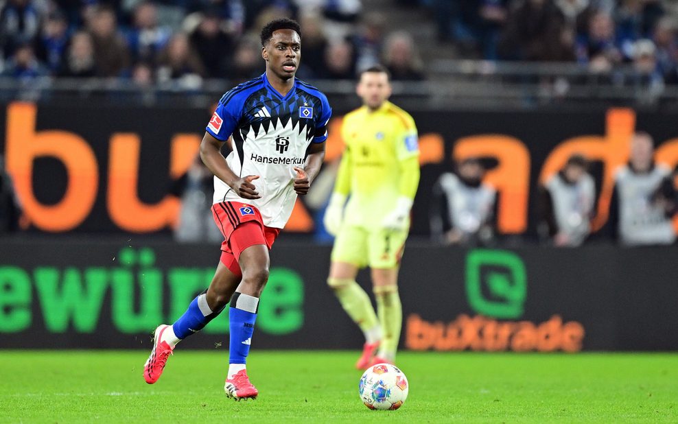 Albert Sambi Lokonga mit dem Ball am Fuß
