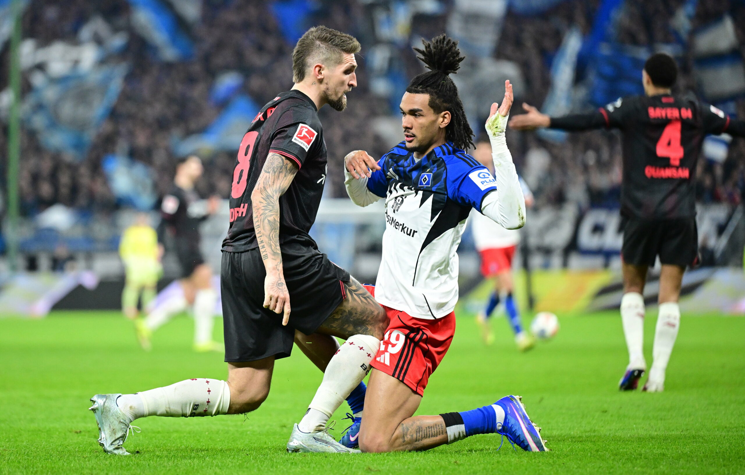 HSV-Stürmer Damion Downs (r.) im Zweikampf mit Leverkusens Robert Andrich.