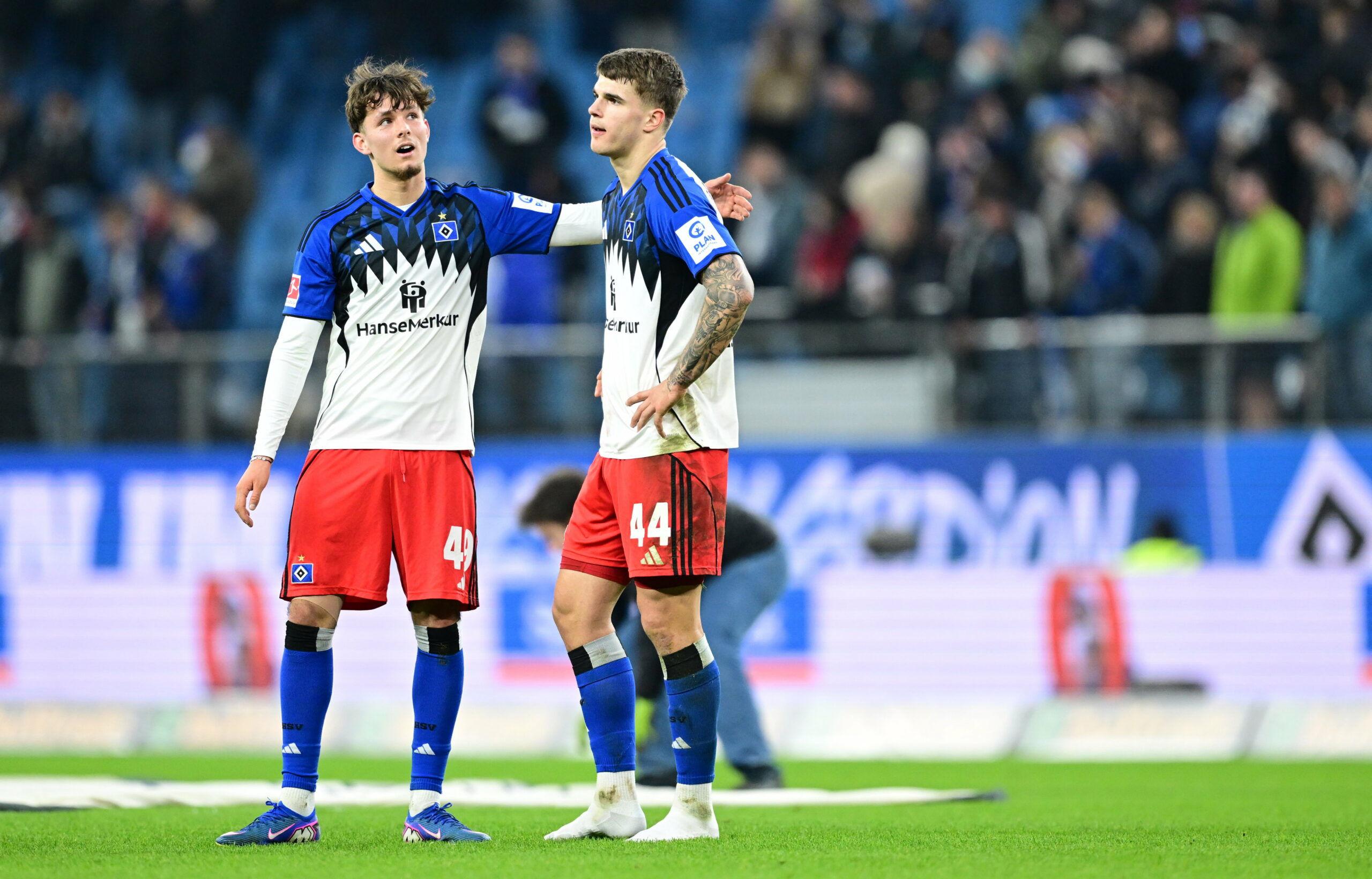 Die HSV-Profis Otto Stange und Luka Vuskovic sind nach der HSV-Niederlage gegen Leverkusen enttäuscht