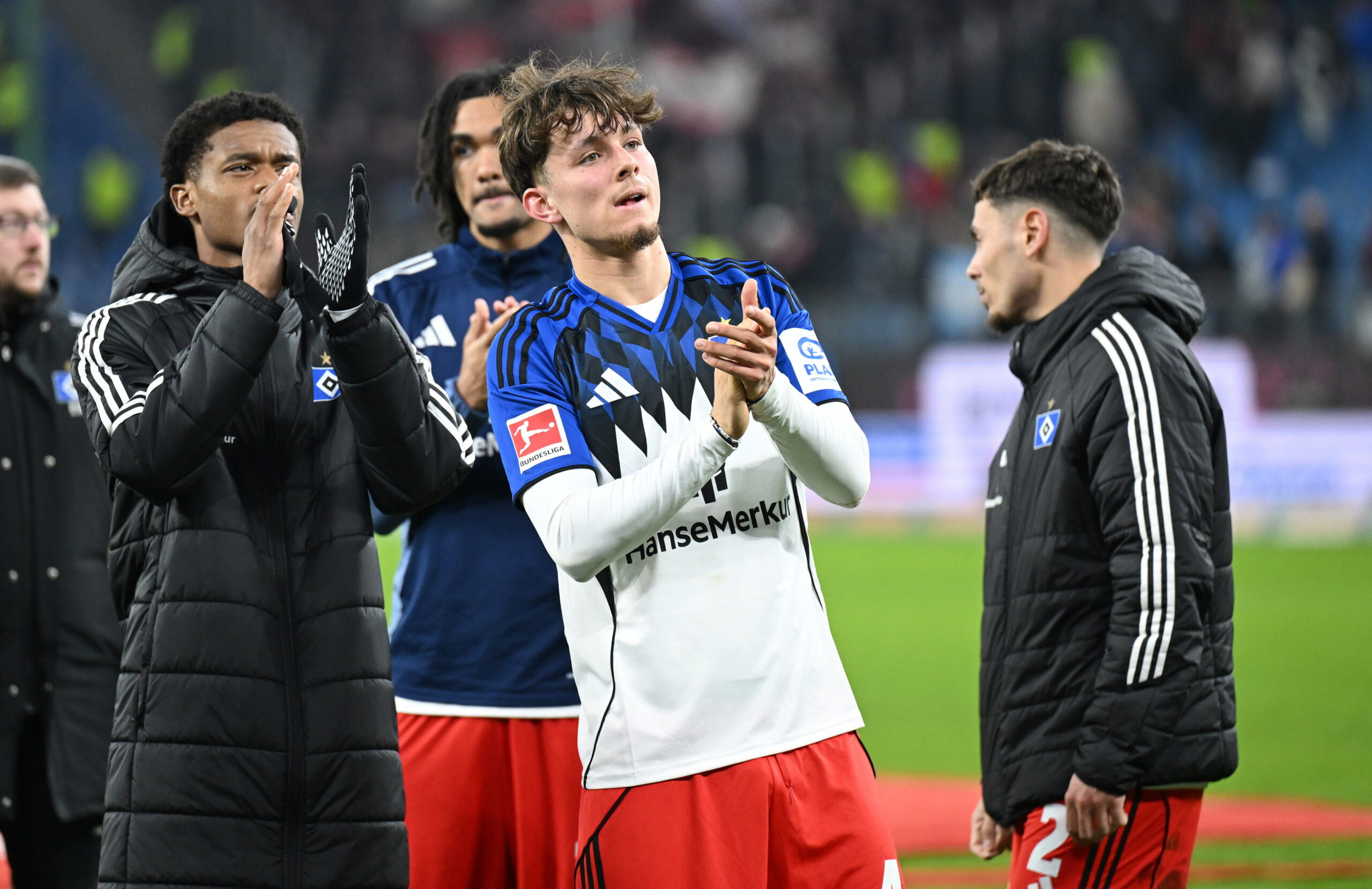 Otto Stange klatscht vor den HSV-Fans
