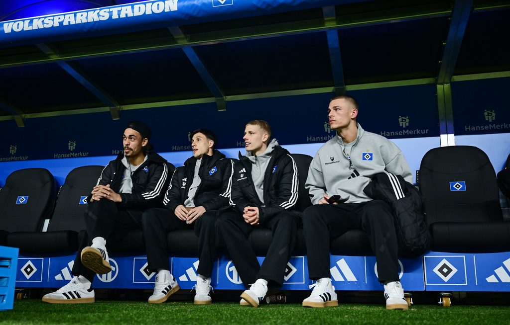 Yussuf Poulsen, Nicolás Capaldo, Albert Grønbæk und Miro Muheim auf der Auswechselbank