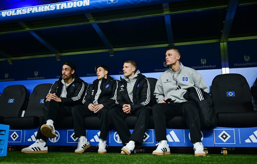 Yussuf Poulsen, Nicolás Capaldo, Albert Grønbæk und Miro Muheim auf der Auswechselbank