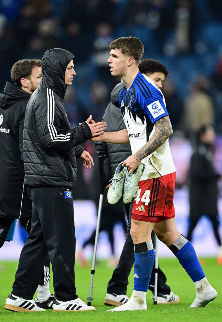 Miro Muheim klatscht mit Luka Vuskovic ab