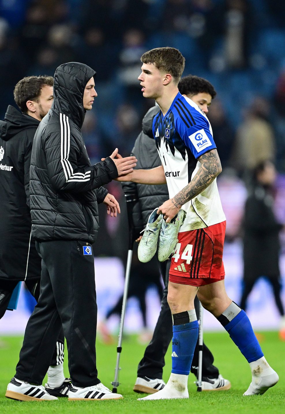 Miro Muheim klatscht mit Luka Vuskovic ab