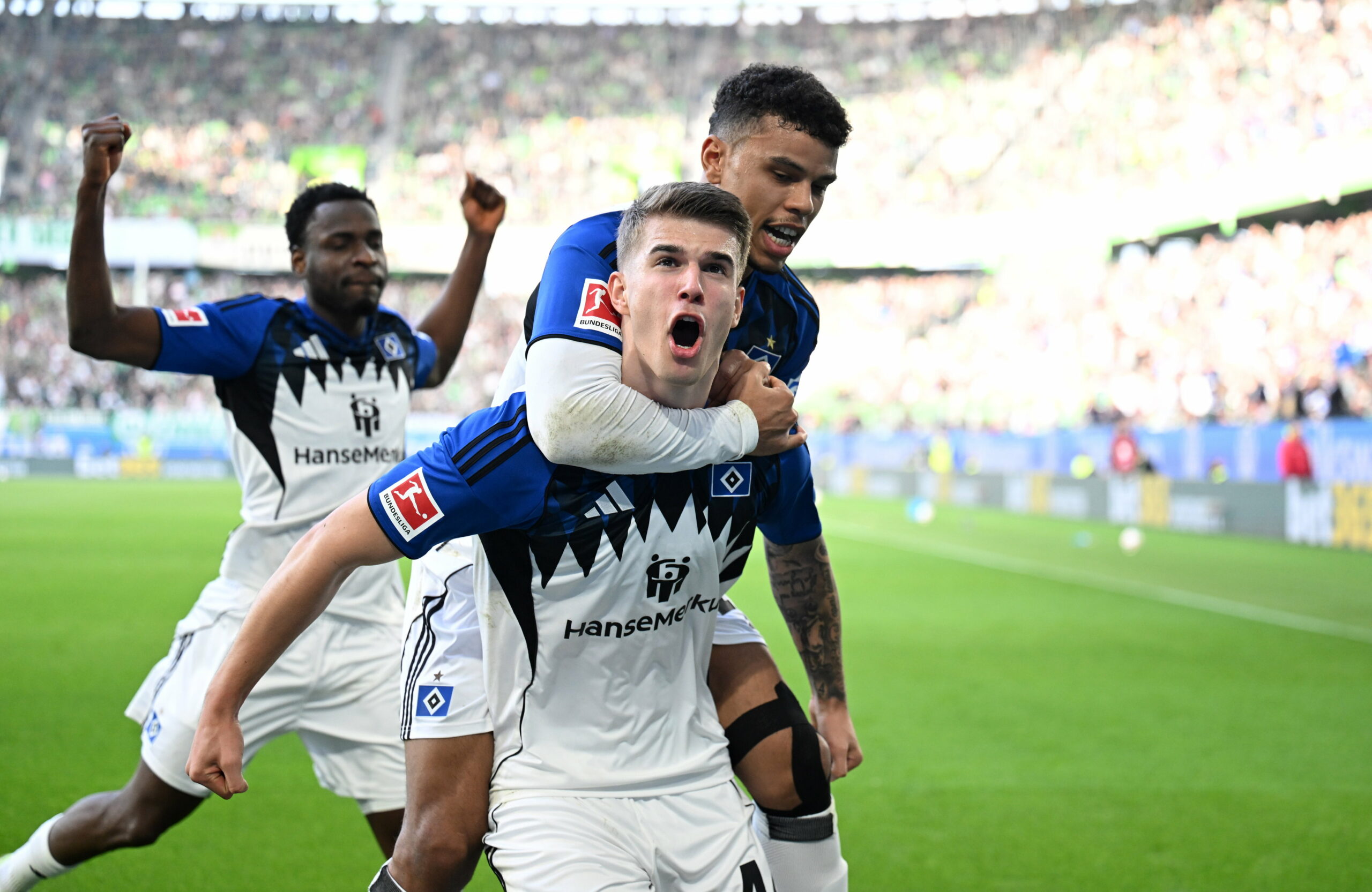 Luka Vuskovic feiert sein Tor für den HSV in Wolfsburg