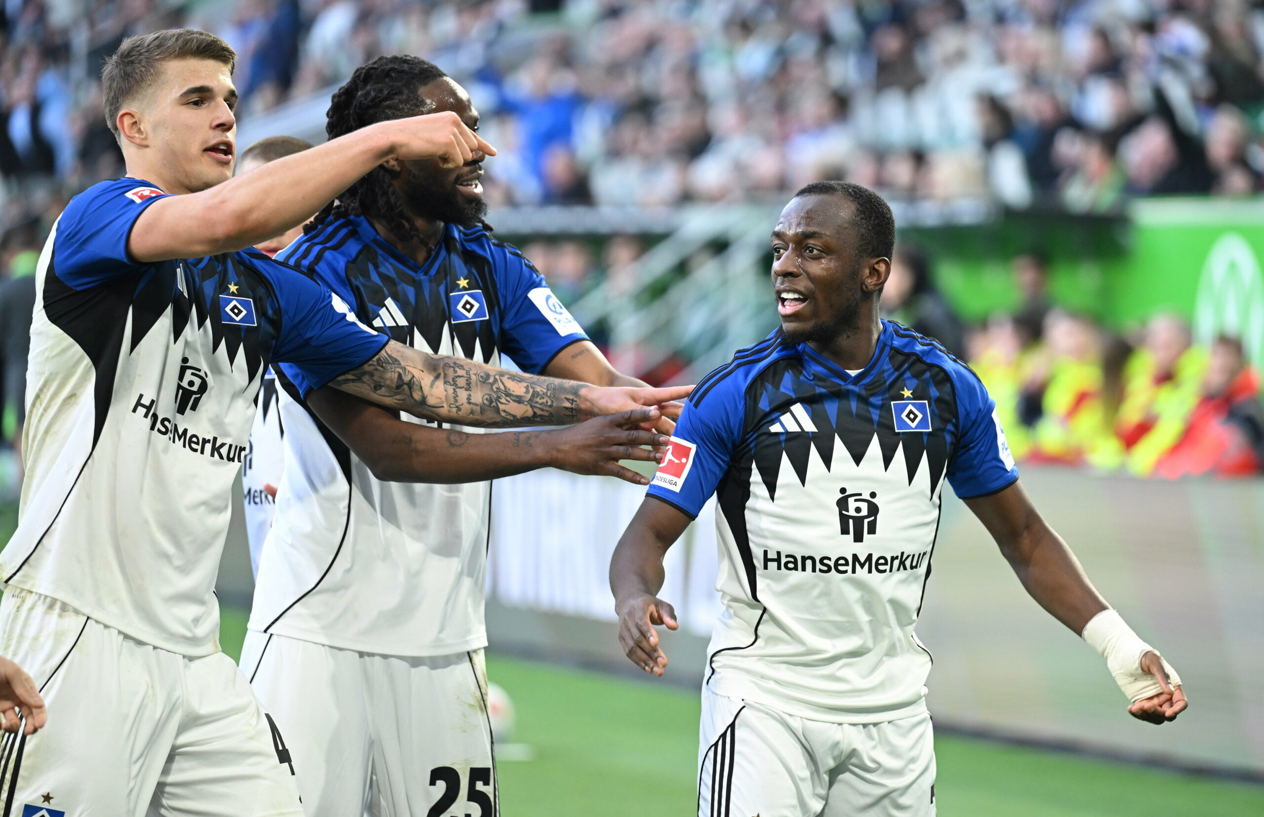 Luka Vuskovic, Jordan Torunarigha und Jean-Luc Dompé jubeln
