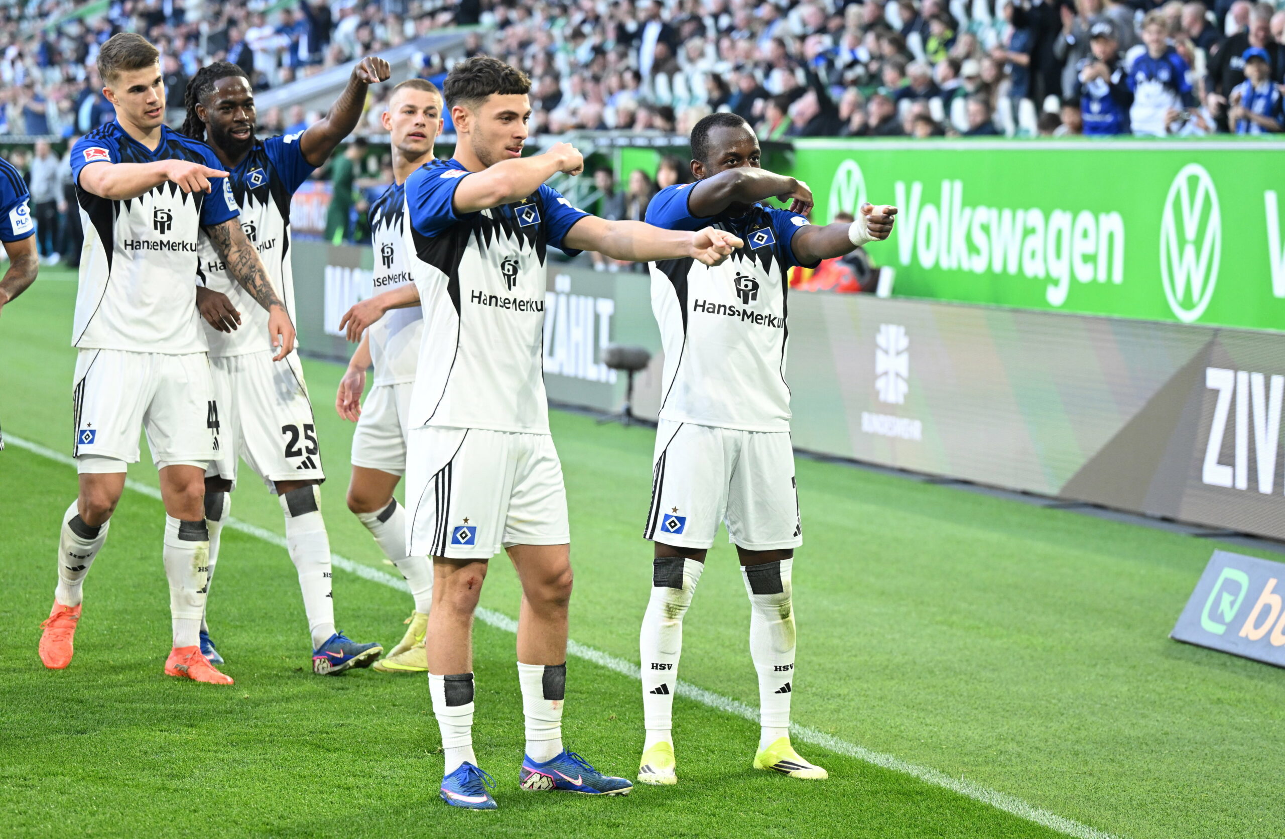 Jean-Luc Dompé und seine HSV-Kollegen feiern den 2:1-Treffer in Wolfsburg