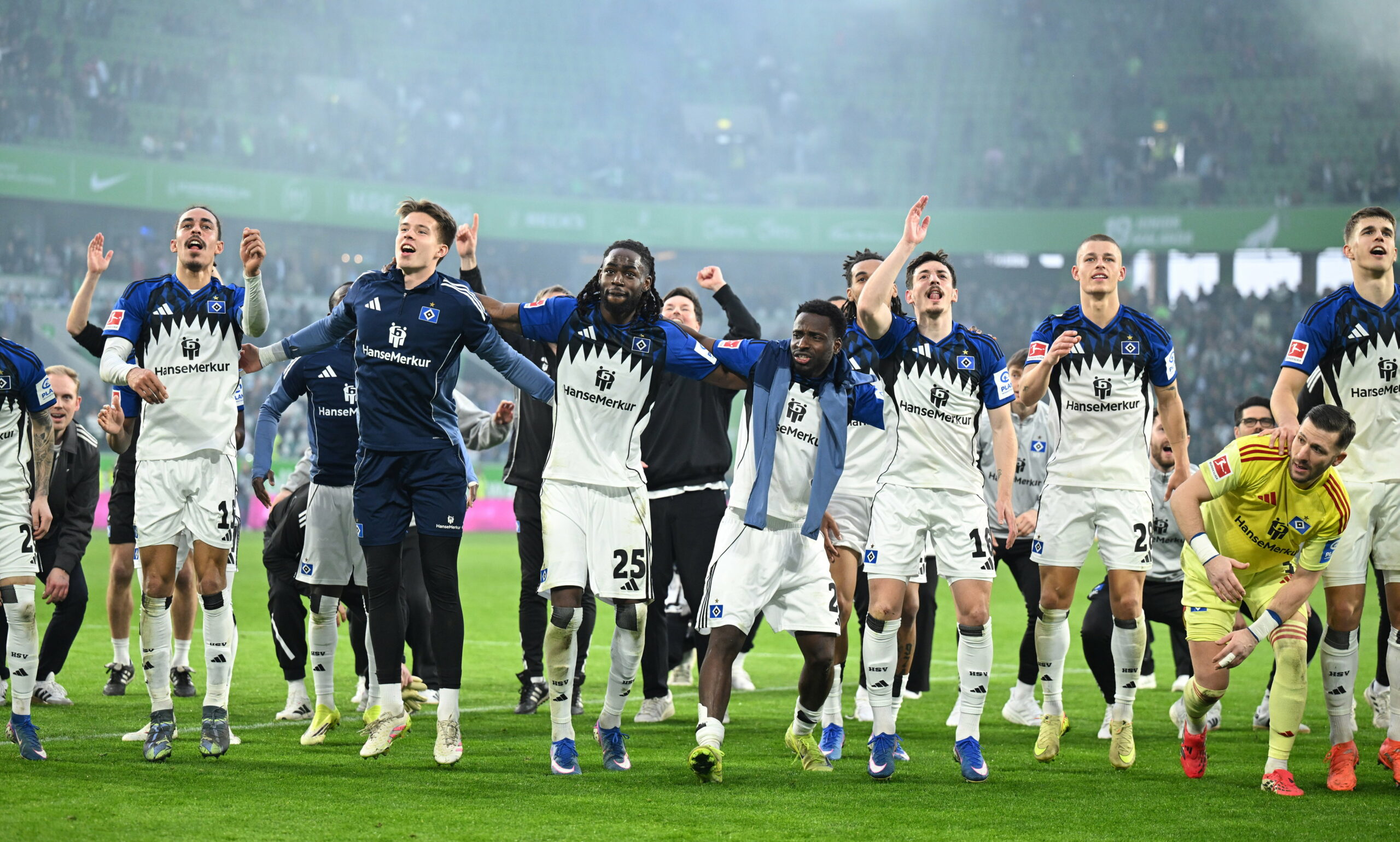 Die HSV-Profis feiern den Auswärtssieg in Wolfsburg