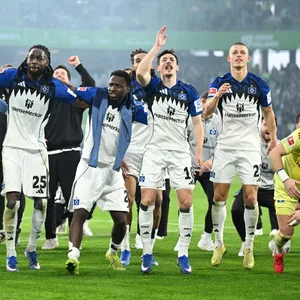 Die HSV-Profis feiern den Auswärtssieg in Wolfsburg