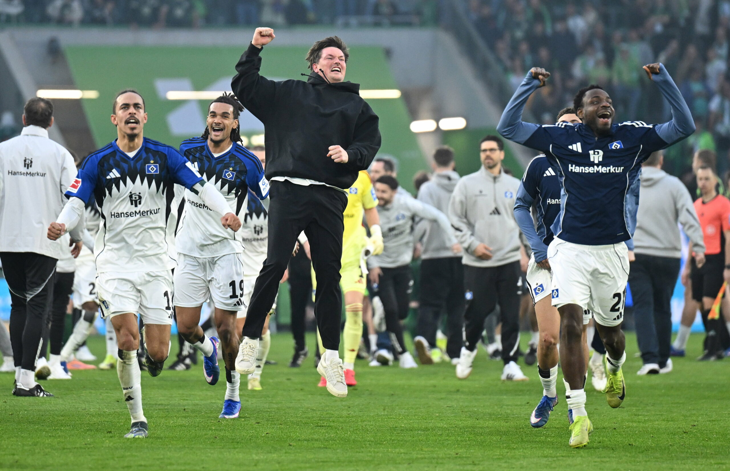 Merlin Polzin bejubelt mit den Spielern des HSV einen Sieg