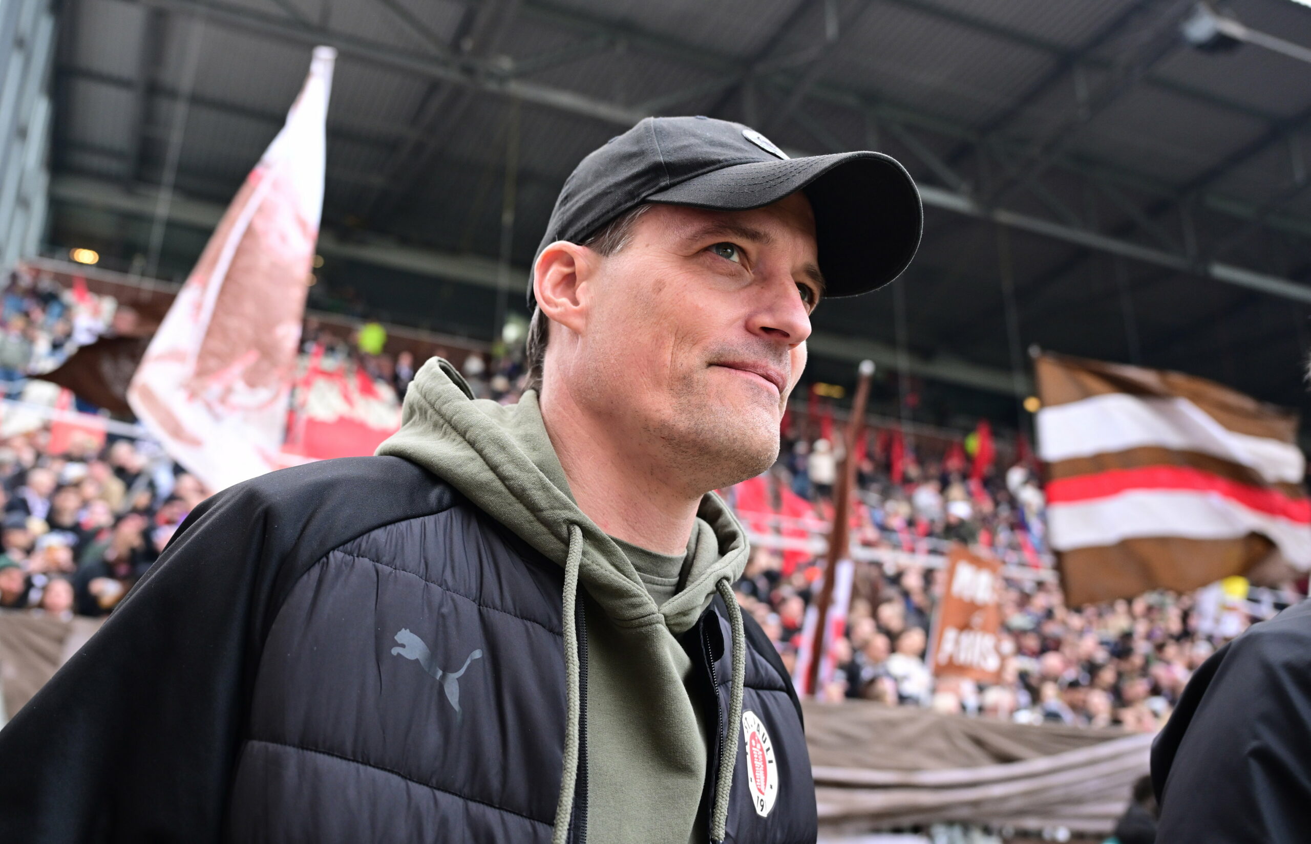 Alexander Blessin mit skeptischem Blick am Millerntor