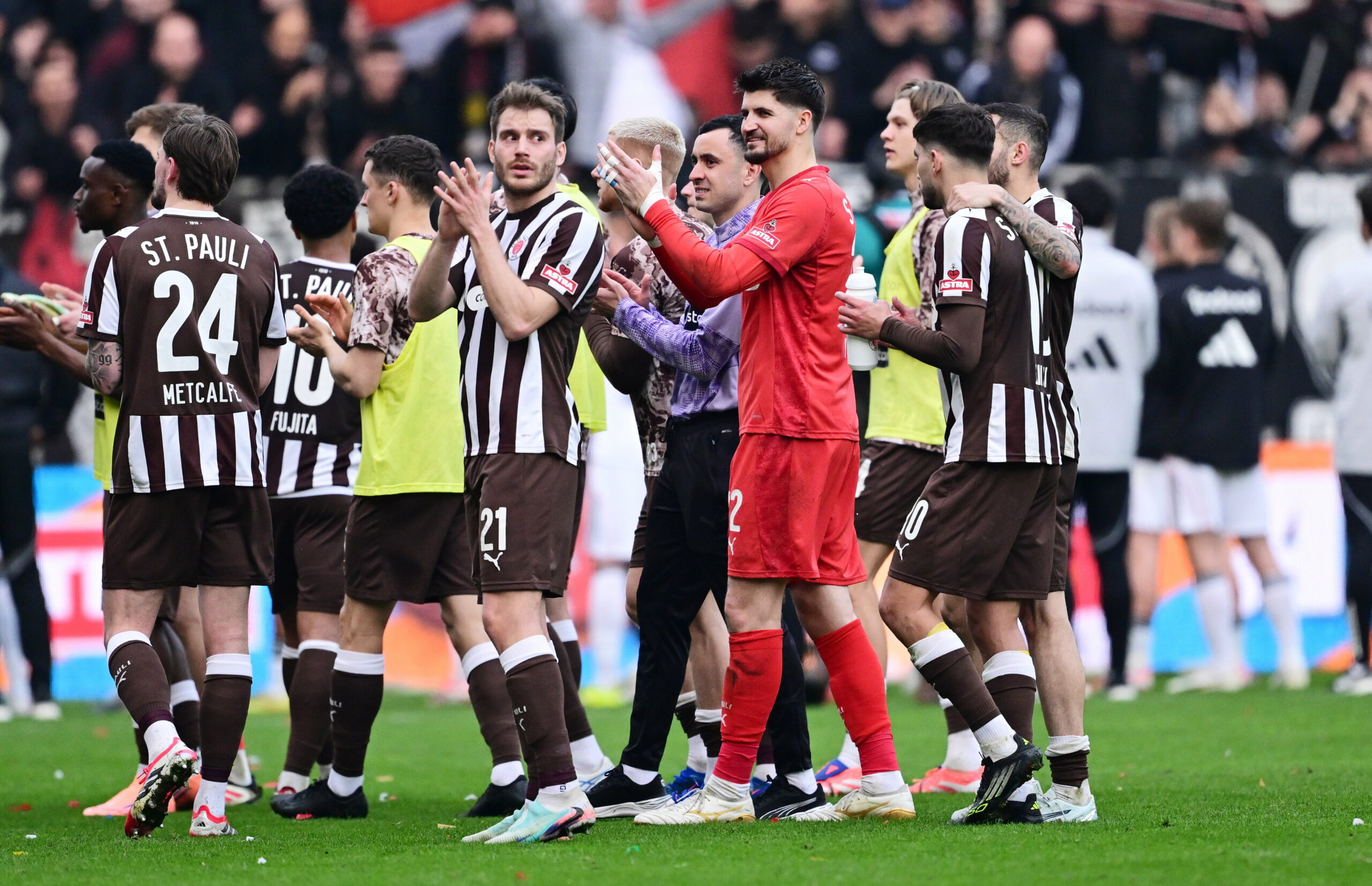St. Paulis Profis applaudieren den eigenen Fans nach dem 0:0 gegen Frankfurt.