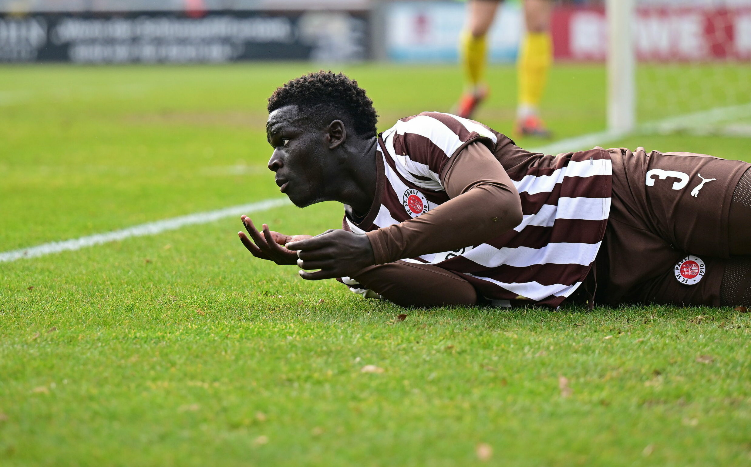 St. Pauli-U23-Spieler Muhammad Dahaba liegt am Boden