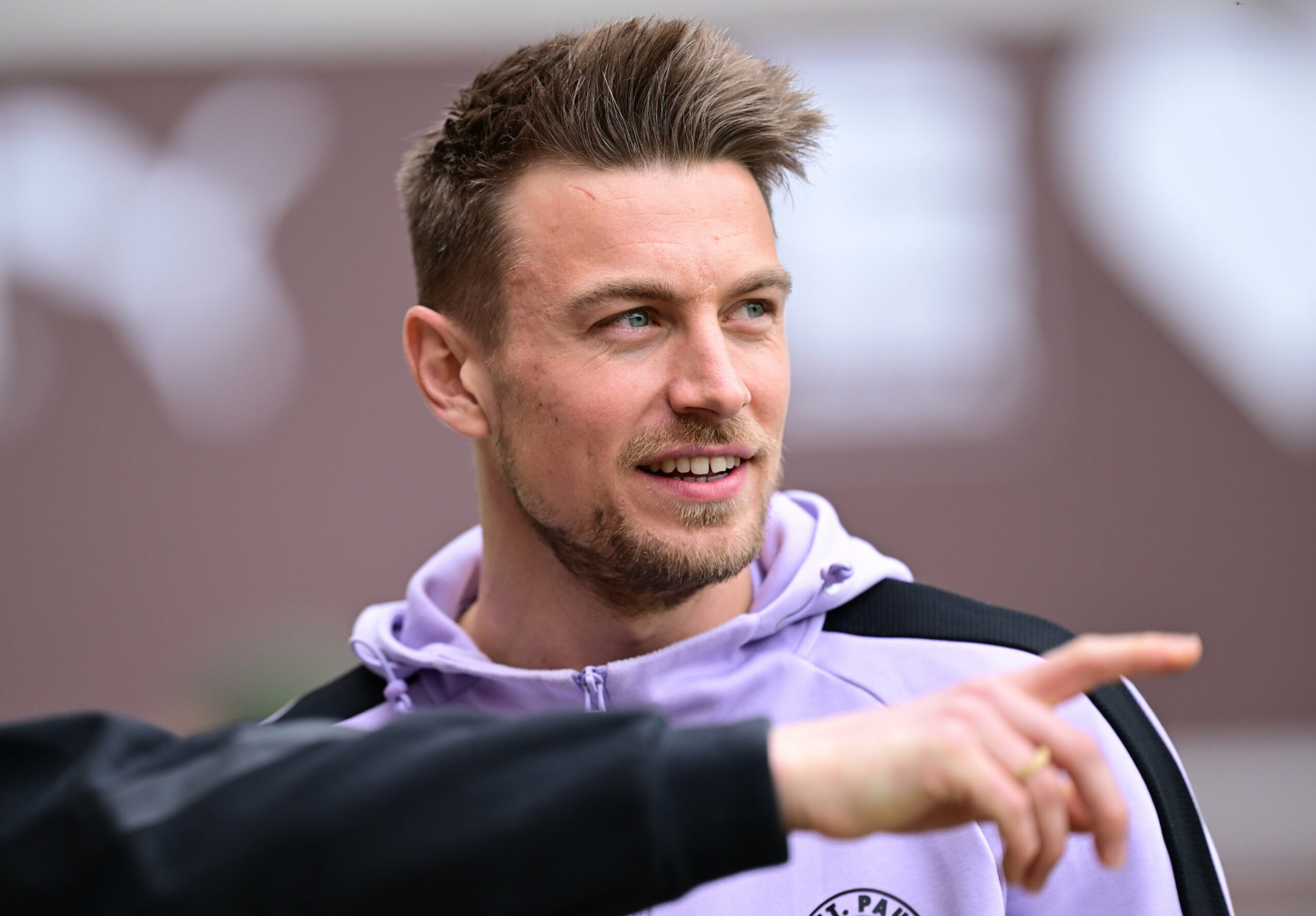 St. Pauli-Profi Hauke Wahl lässt sich etwas zeigen.