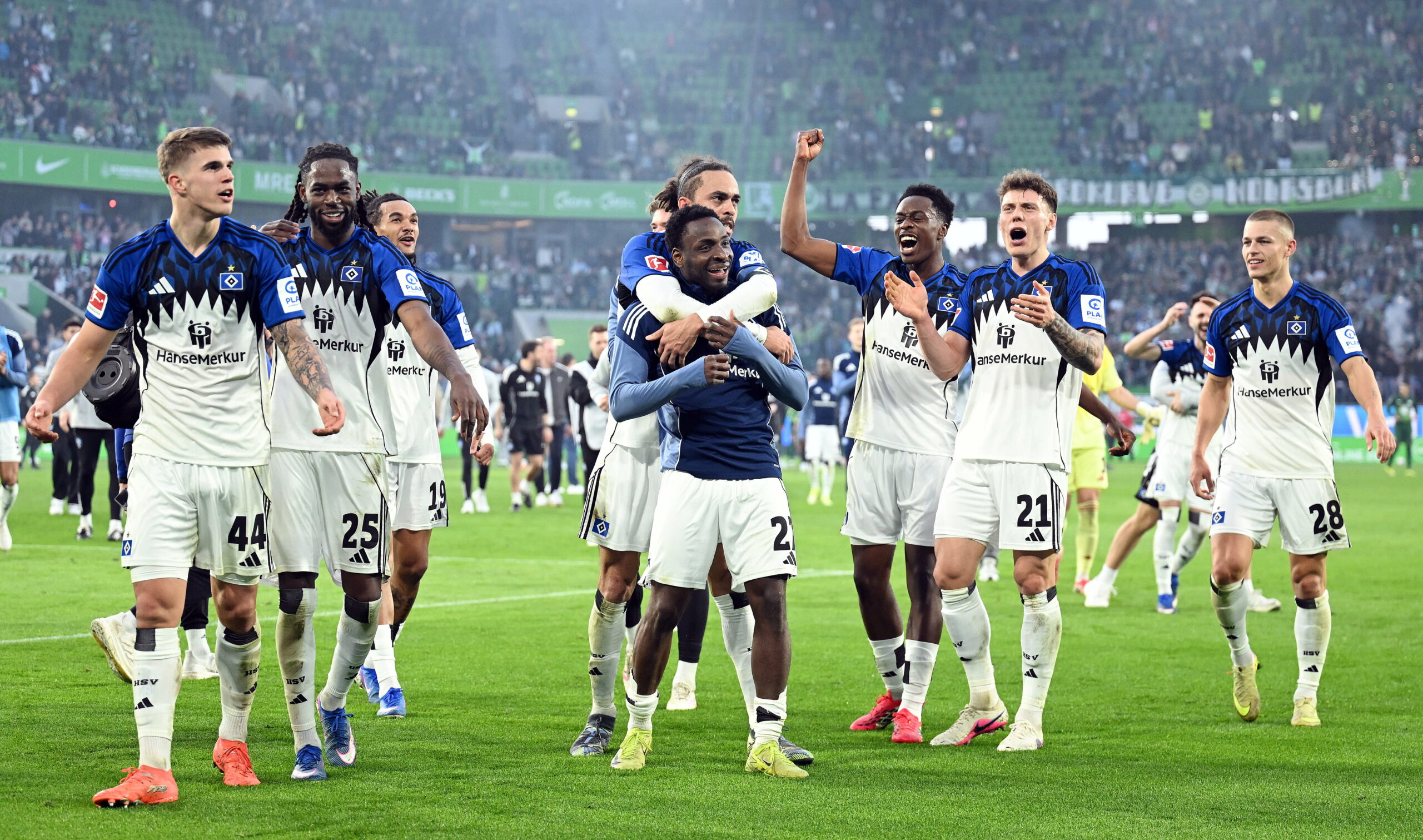 Die HSV-Profis jubeln in Wolfsburg
