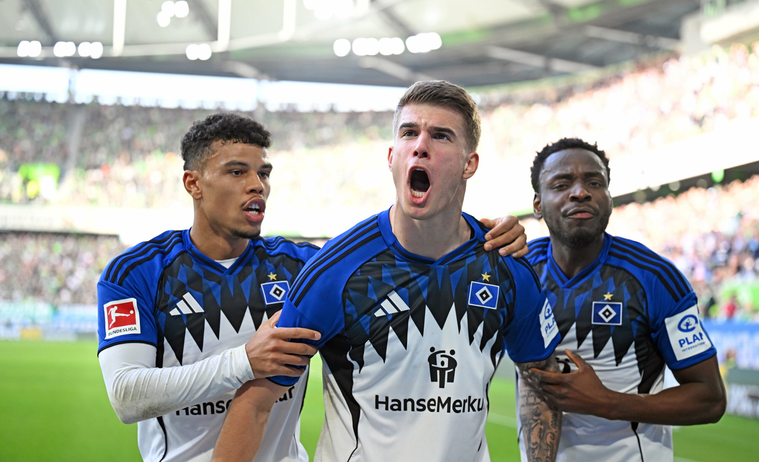 Luka Vuskovic, Ransford Königsdörffer und Philip Otele bejubeln ein Tor für den HSV