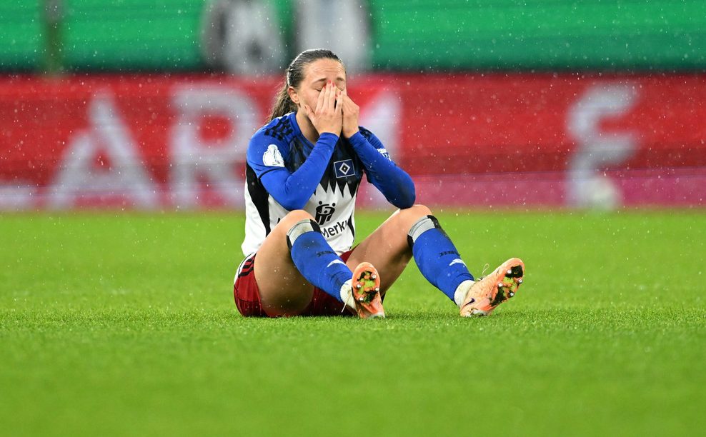 Rückschlag für den HSV: Camilla Linberg verletzt sich und muss ausgewechselt werden.