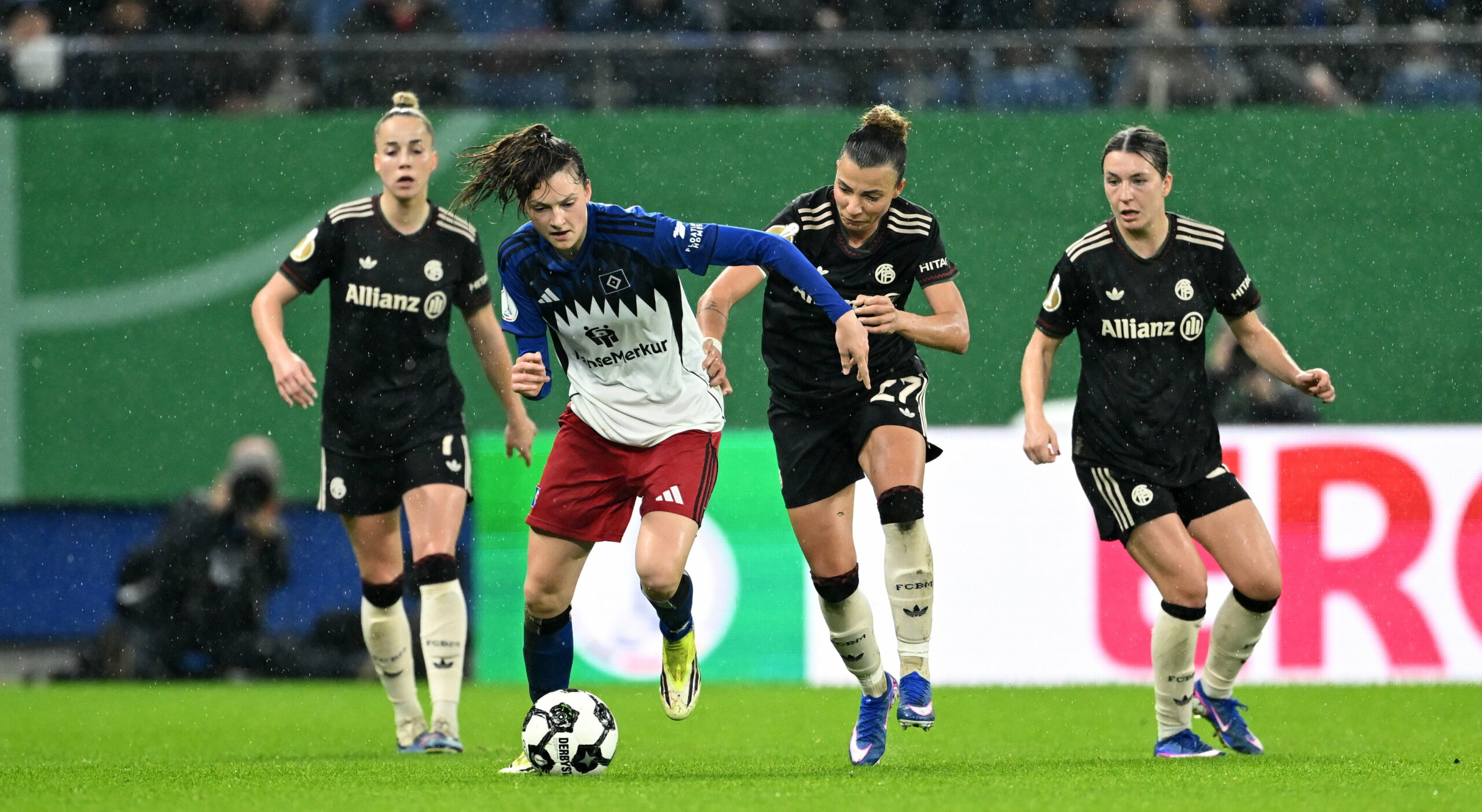 Lotta Wrede (HSV) im Zweikampf mit Arianna Caruso vom FC Bayern
