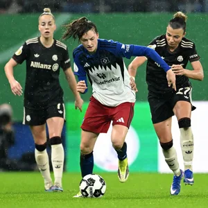Lotta Wrede (HSV) im Zweikampf mit Arianna Caruso vom FC Bayern