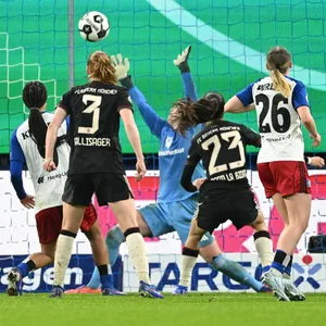 Natalia Padilla Bidas erzielt das 3:0 für Bayern gegen den HSV