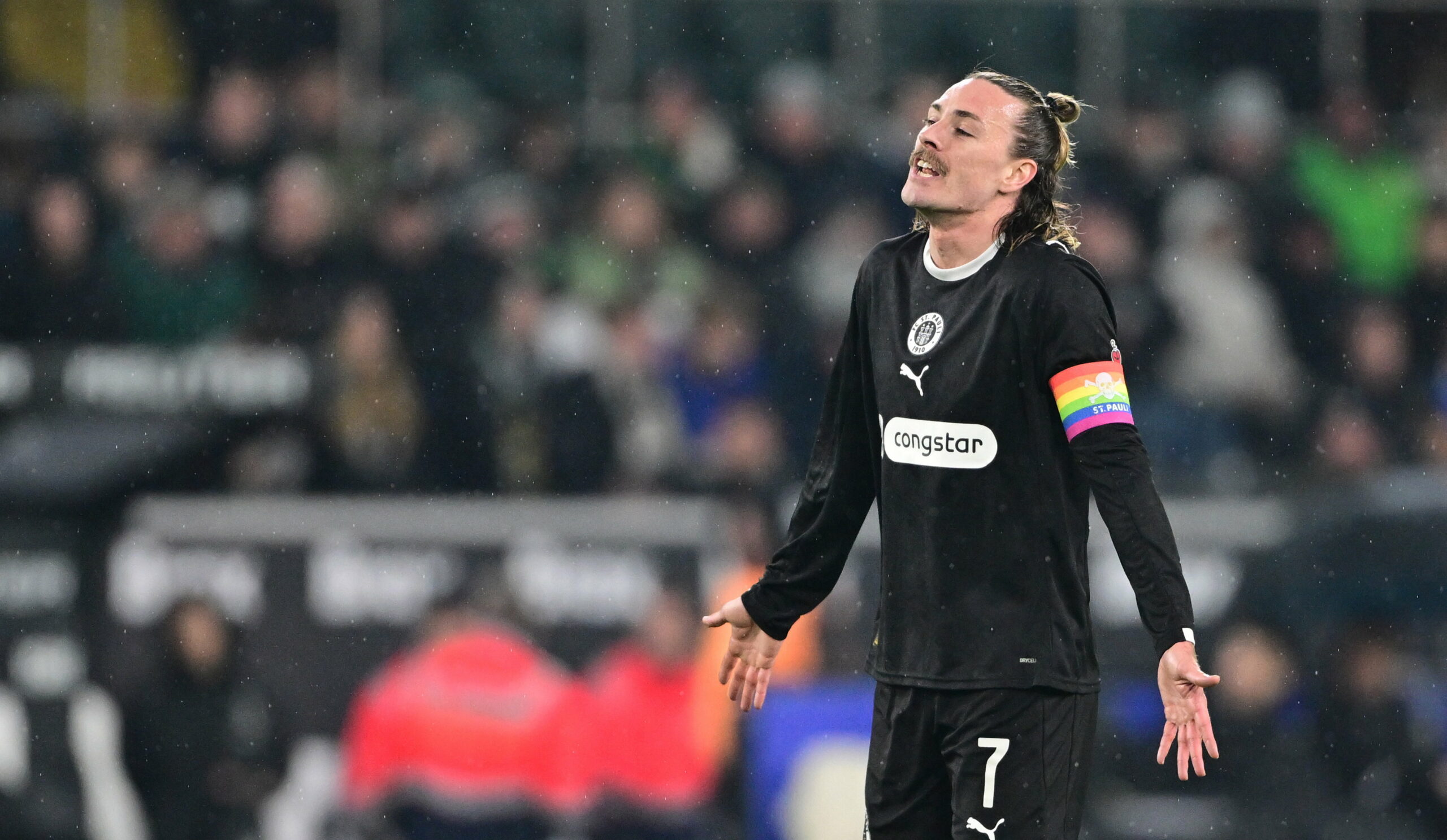 Jackson Irvine ärgert sich