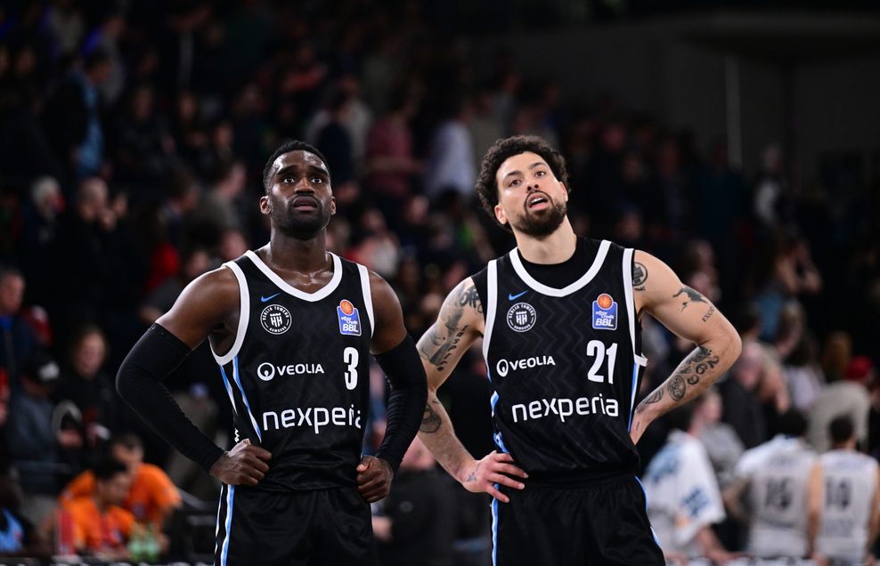 Auch Osaro Rich und Devon Daniels (r.) starrten gespannt auf die Videotafel