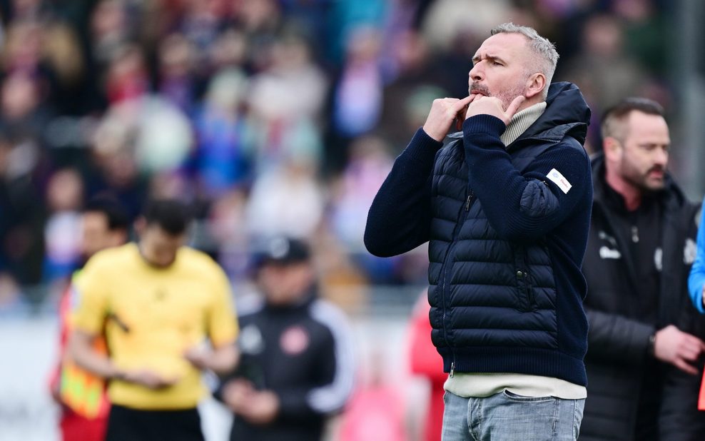 Ex-HSV-Trainer Tim Walter pfeift bei einem Spiel in Kiel in die Finger