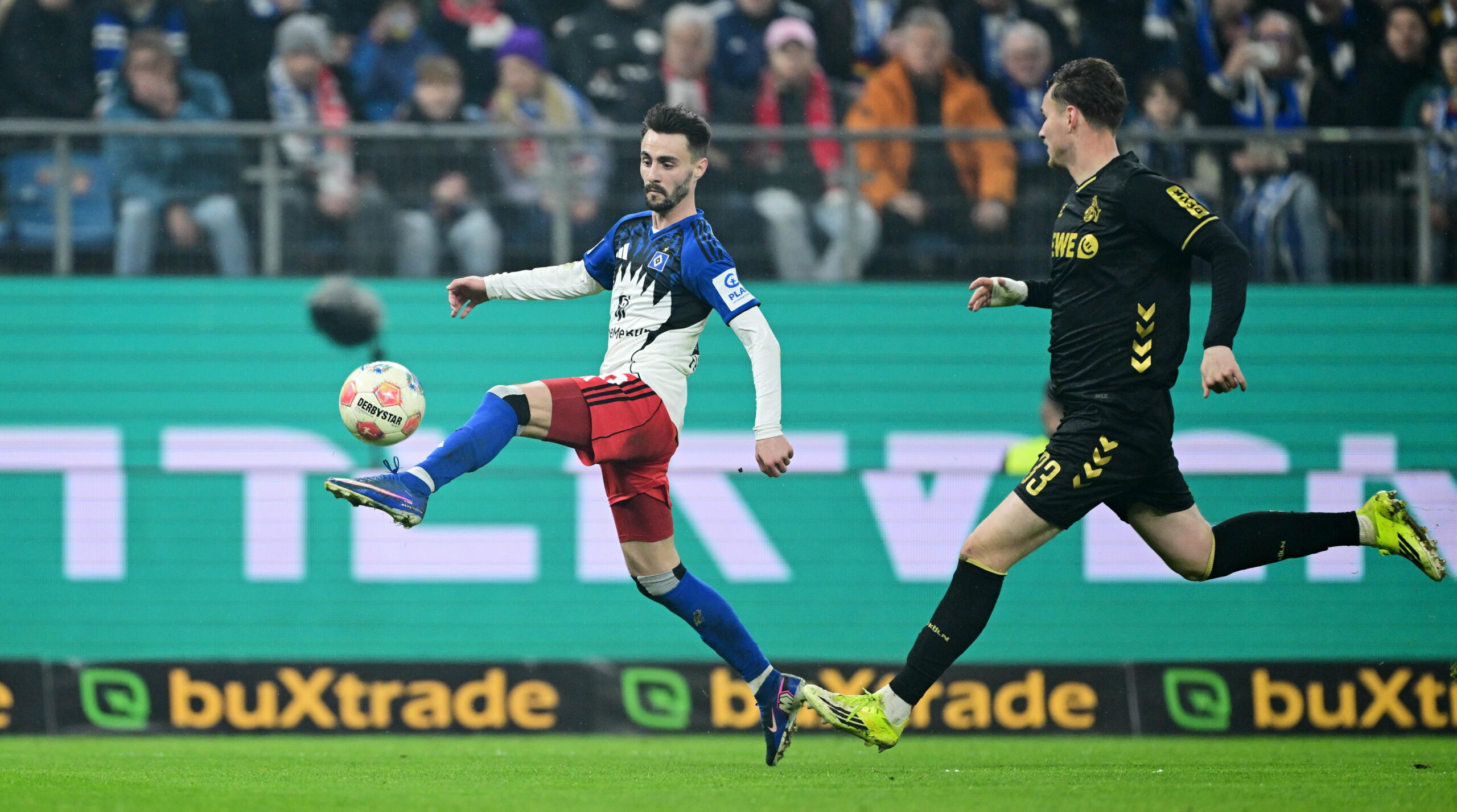Fábio Vieira lupft den Ball mit dem linken Fuß, Kölns Rav van den Berg läuft hinterher.
