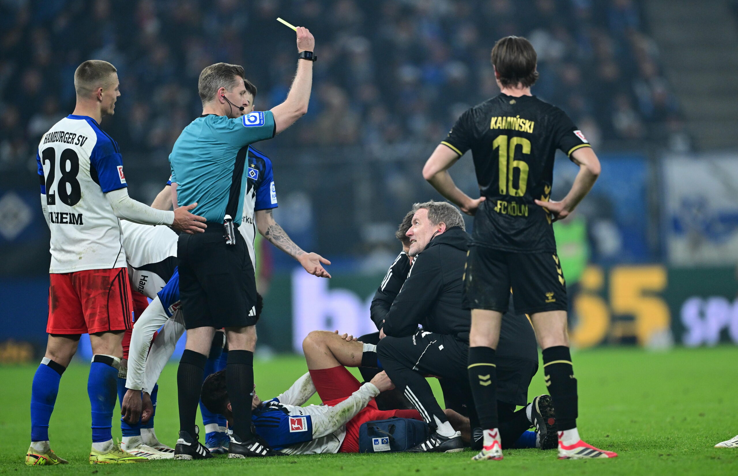 HSV-Teamarzt Götz Welsch sieht in der Partie gegen Köln die gelbe Karte