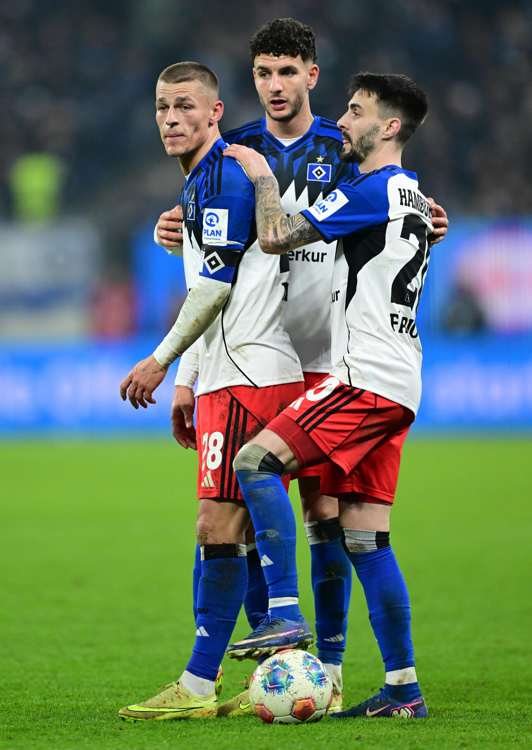 Miro Muheim, Daniel Elfadli und Fábio Vieira beratschlagen sich.