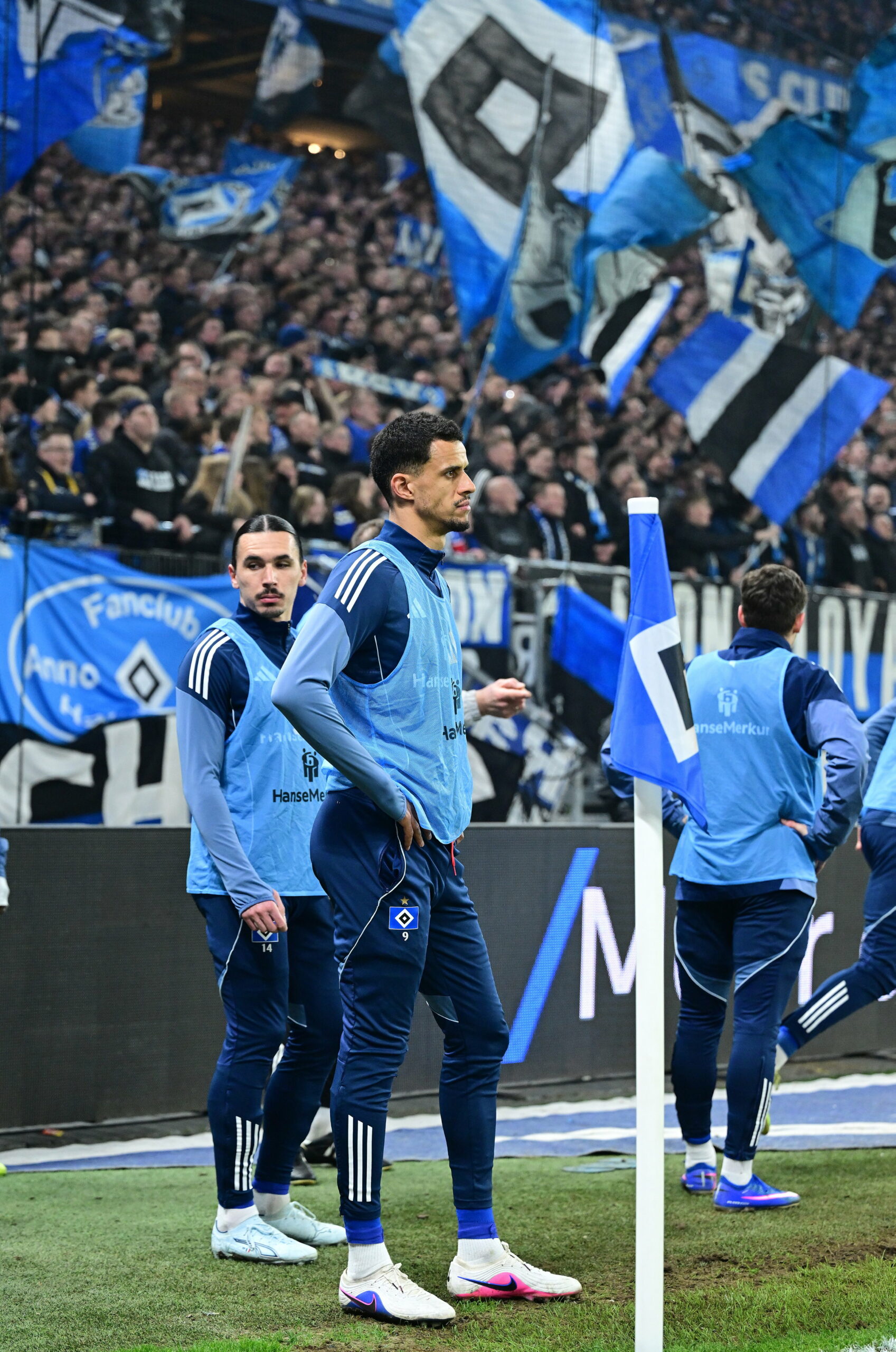 Rayan Philippe und Robert Glatzel warten auf ihre Einwechslung in einem Spiel des HSV