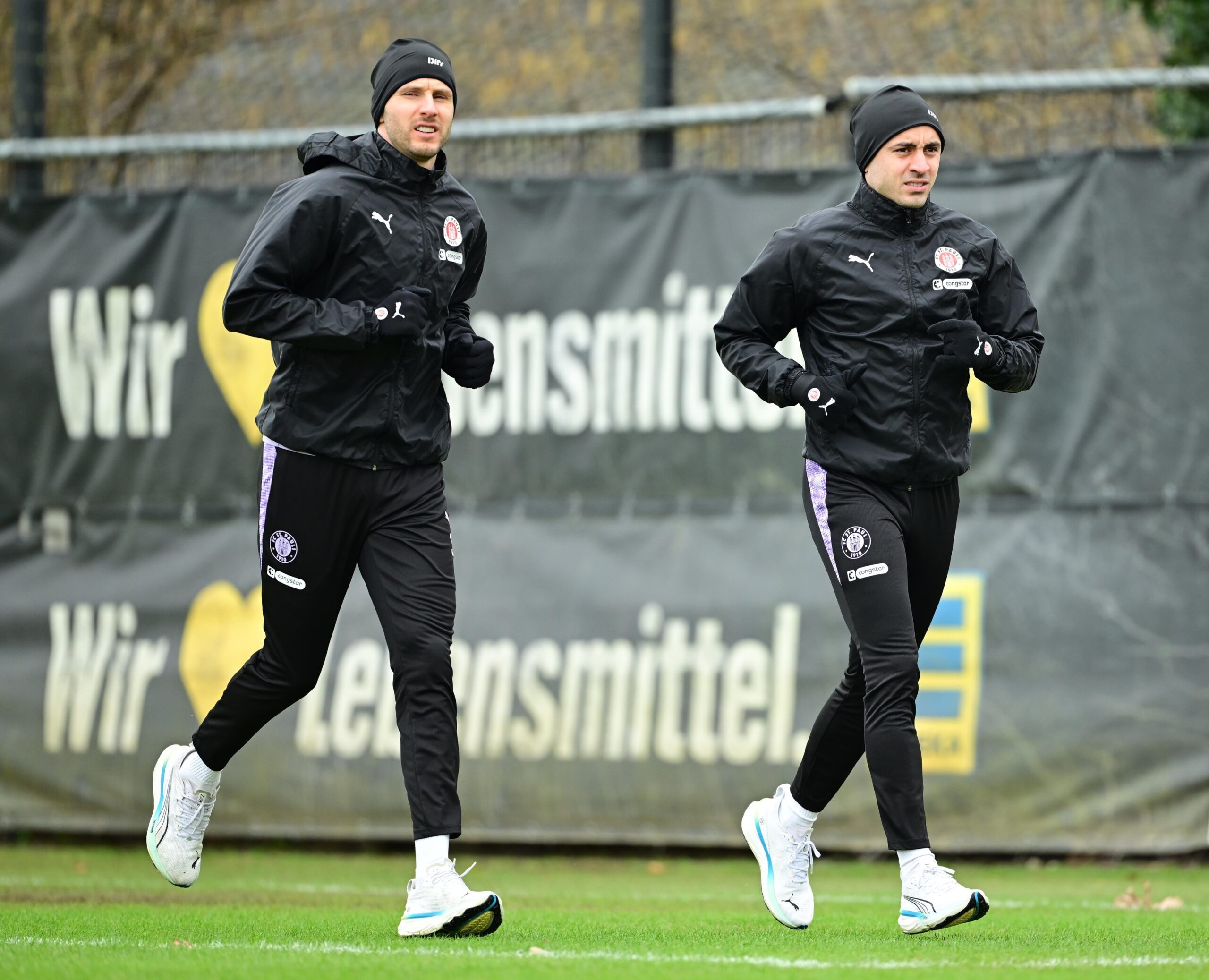 Karol Mets und Manolis Saliakas beim Lauftraining