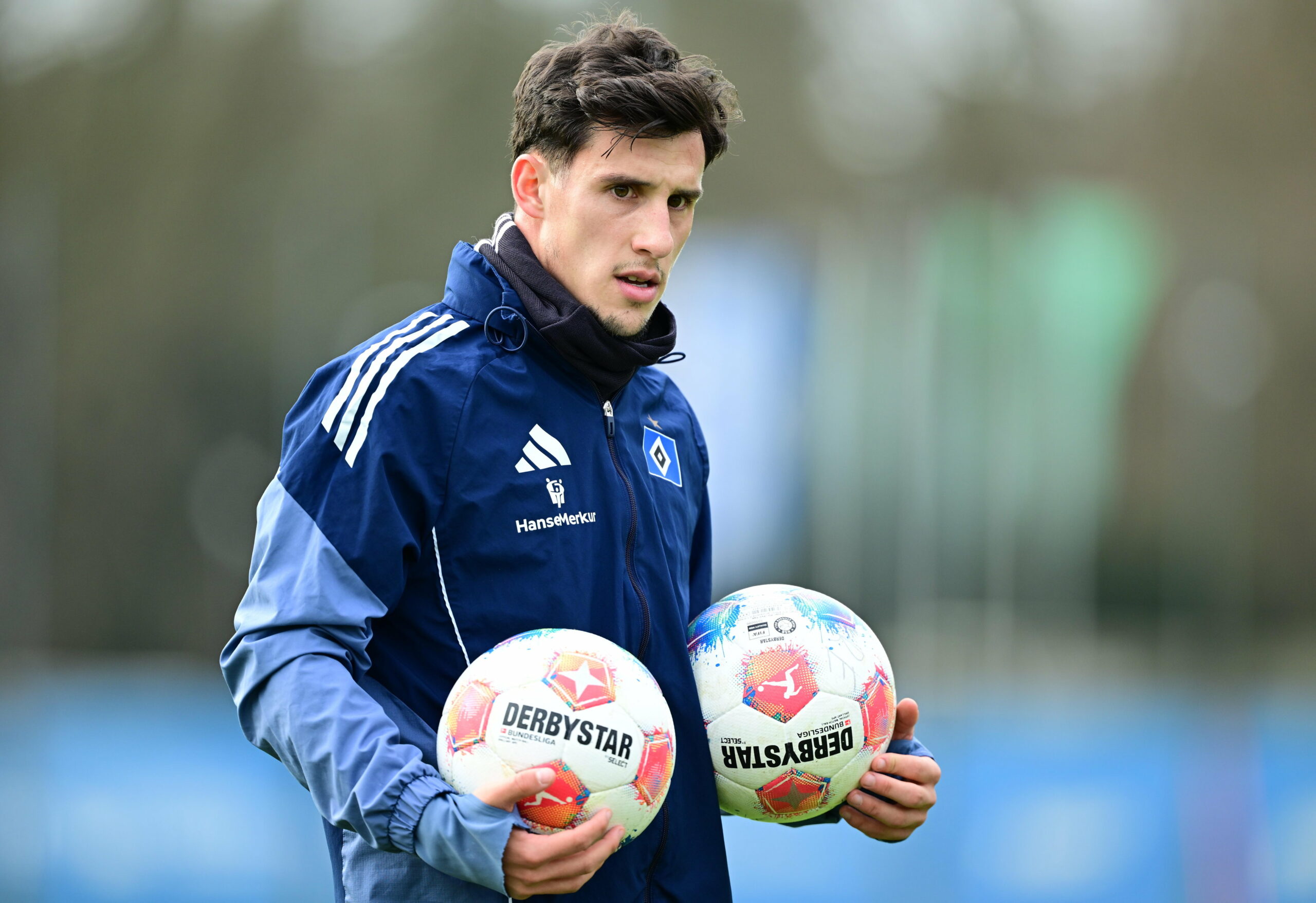 Nicolás Capaldo mit zwei Fußbällen in den Händen.