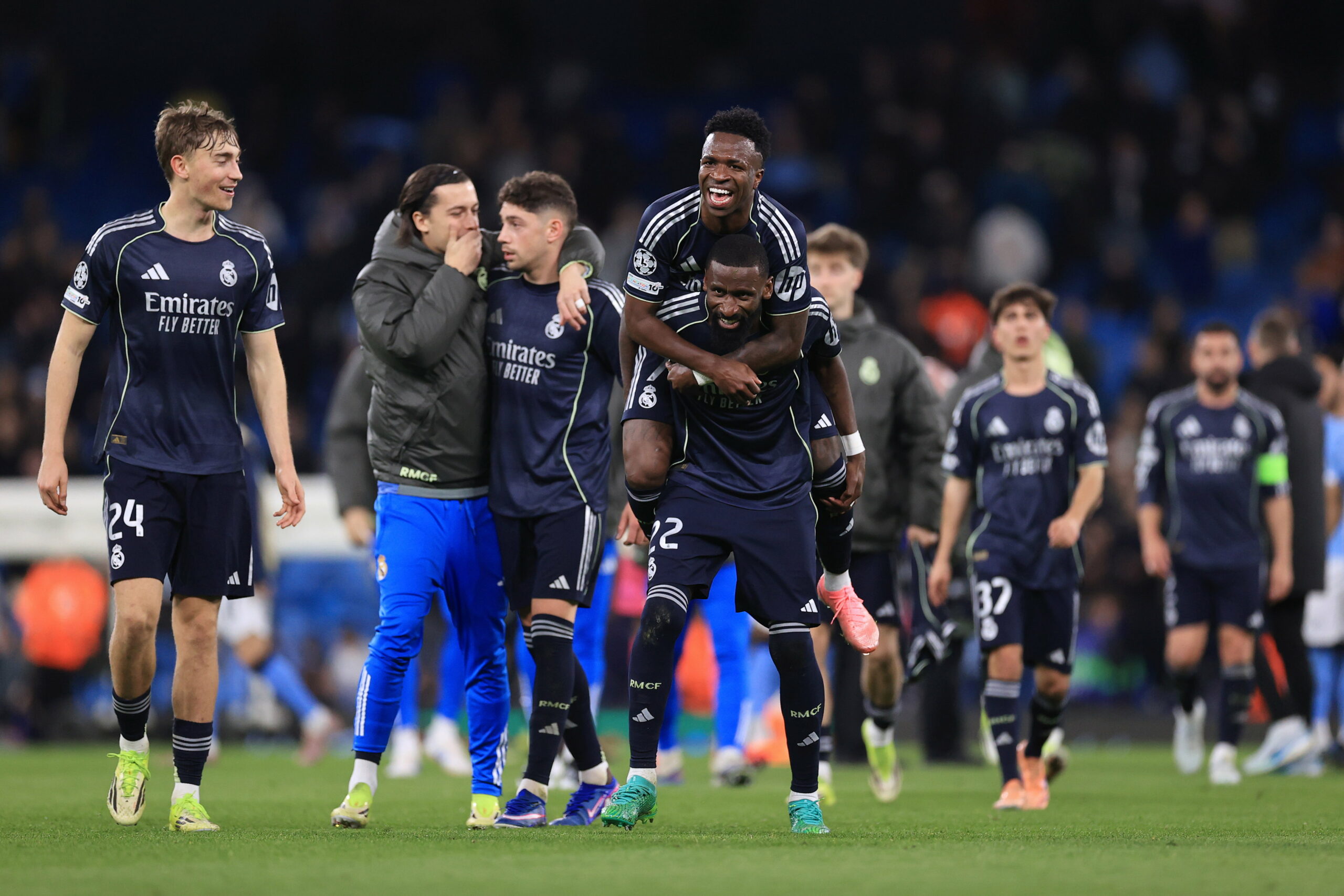 Vinicius Junior feiert auf den Schultern von Antonio Rüdiger