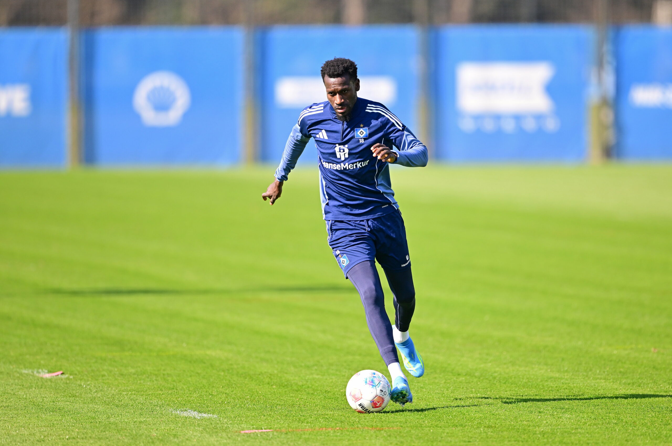 Bakery Jatta arbeitet alleine auf dem Trainingsplatz im Volkspark.