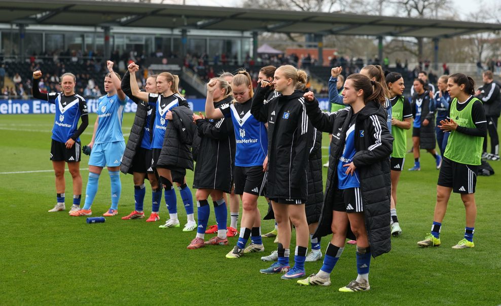 HSV-Frauen bedanken sich bei den Fans nach dem Spiel in Frankfurt