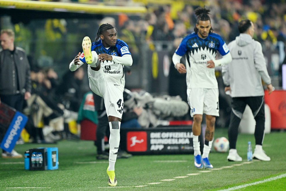 Fabio Baldé und Damion Downs stehen für ihre Einwechslung beim HSV-Spiel in Dortmund bereit