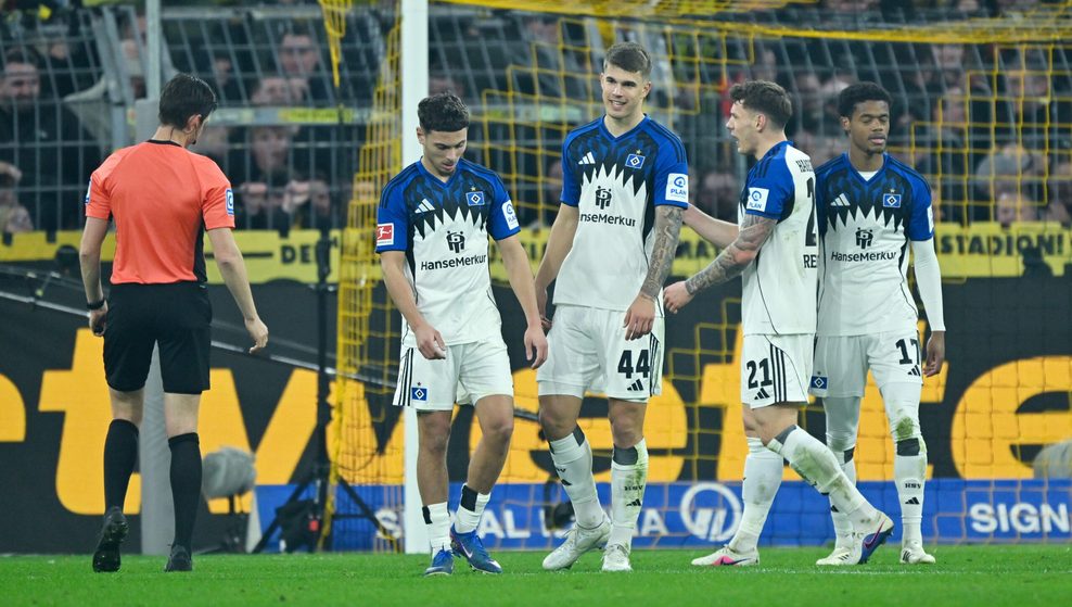 William Mikelbrencis, Luka Vuskovic, Nicolai Remberg und Warmed Omari ärgern sich.