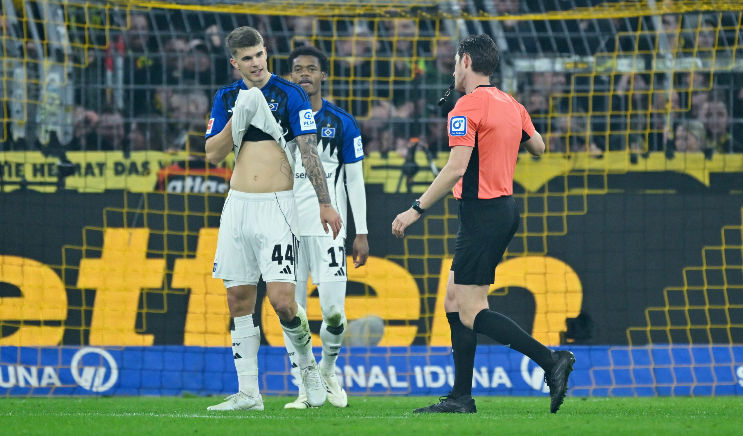 Schiedsrichter Matthias Jöllenbeck erklärt Luka Vuskovic den dritten Elfmeterpfiff.