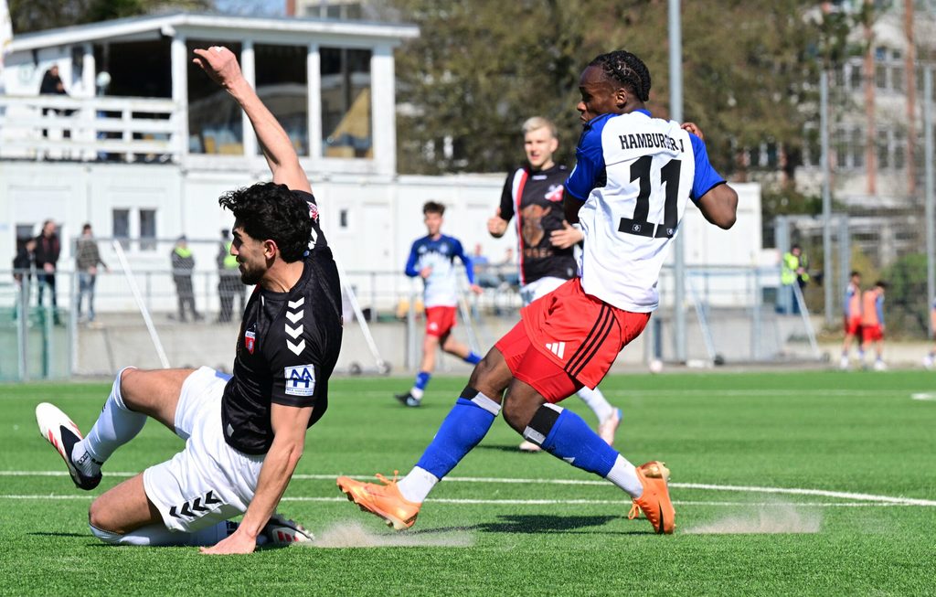 Maurice Boakye bei seinem ersten von drei Treffern für den HSV gegen Altona 93