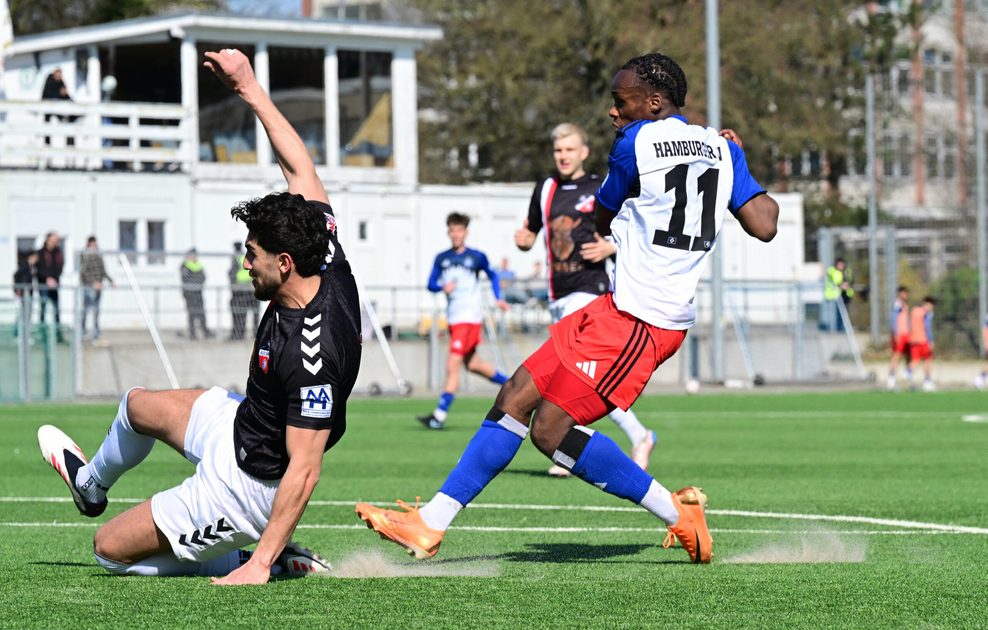 Maurice Boakye bei seinem ersten von drei Treffern für den HSV gegen Altona 93