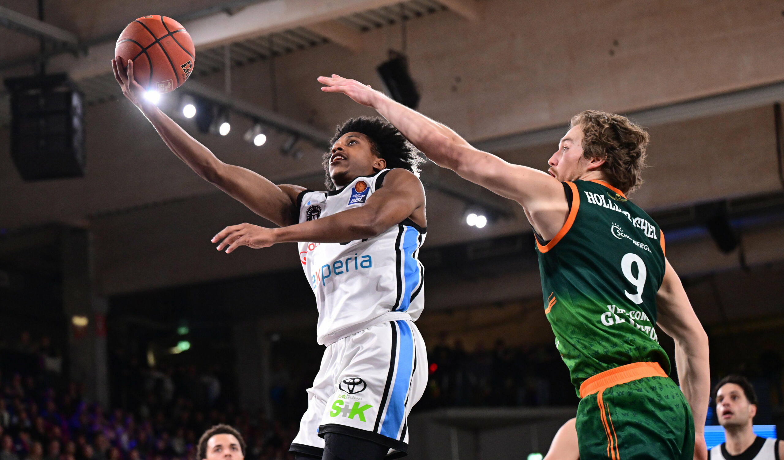 Ross Williams unter dem Korb gegen den Trierer Marco Hollersbacher