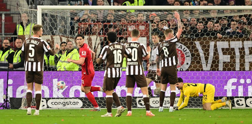 St. Paulis Spieler blicken auf den Freiburger Treffer von Igor Matanovic