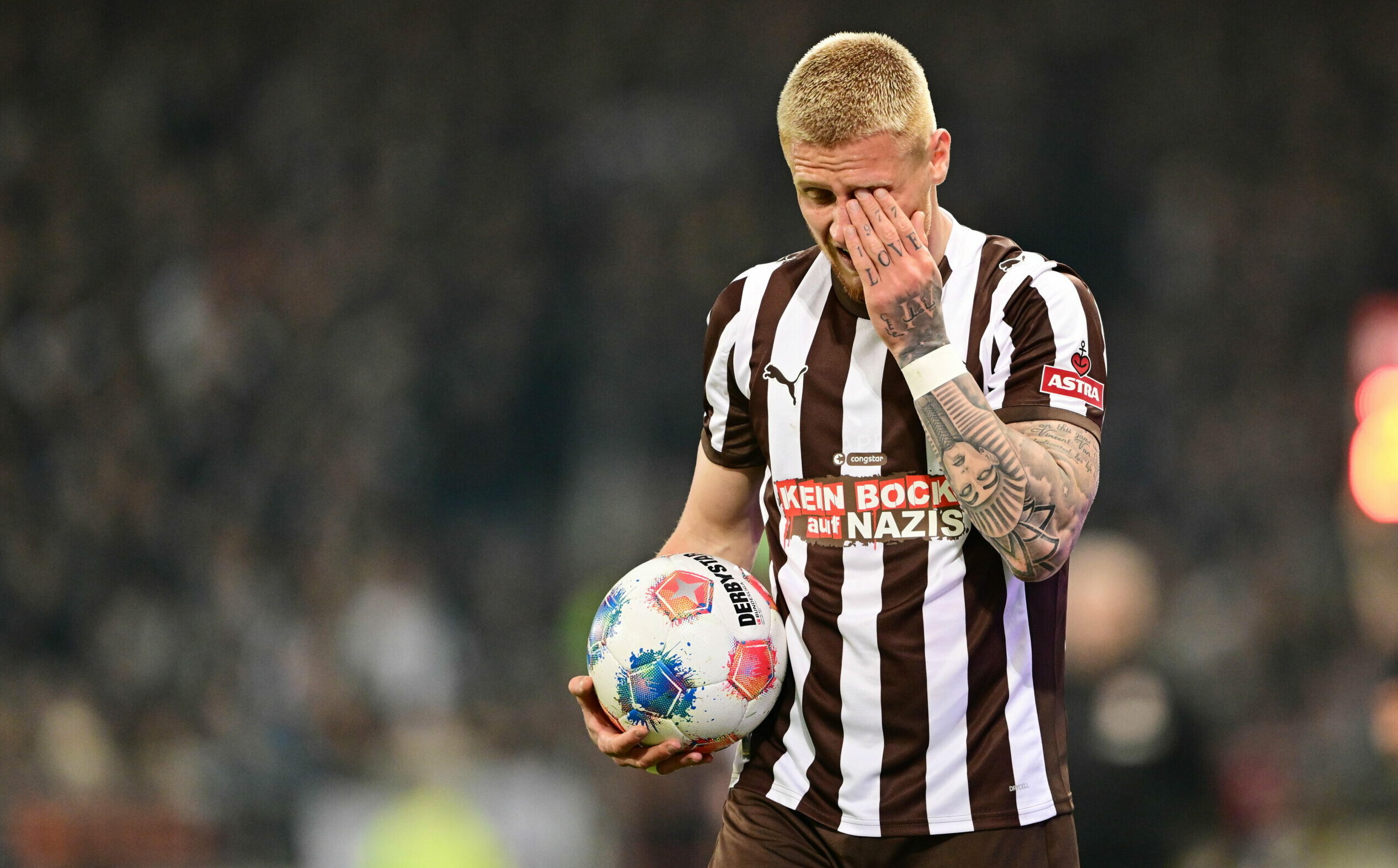 St. Pauli-Verteidiger Louis Oppie wirkt frustriert