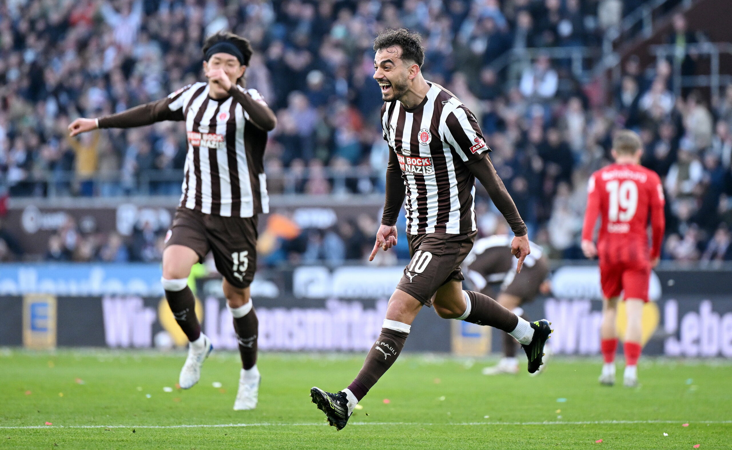 Danel Sinani bejubelt ein Tor für den FC St. Pauli