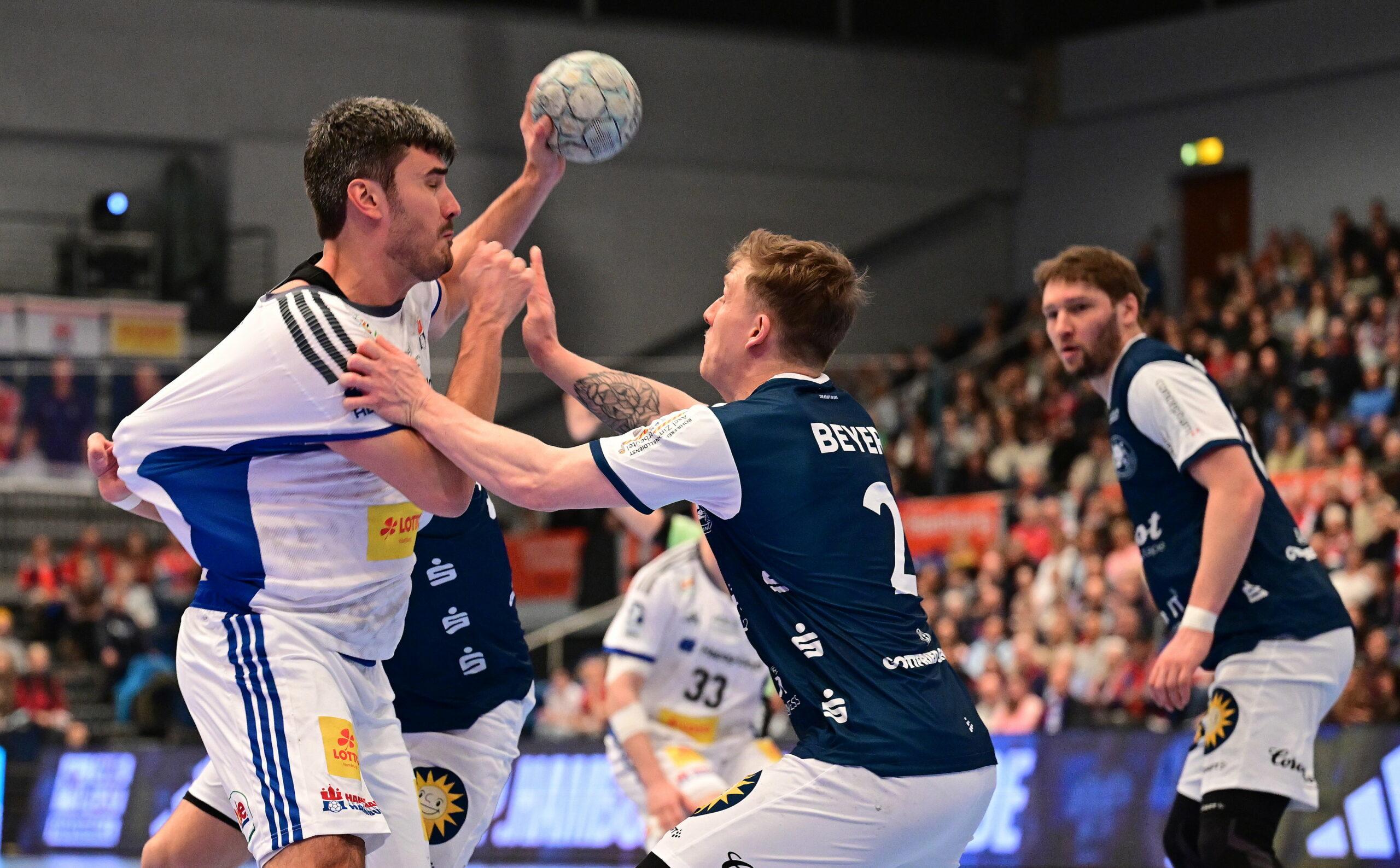 Jacob Lassen wird vom BHC-Spieler Noah Beyer am Zeug geflickt.