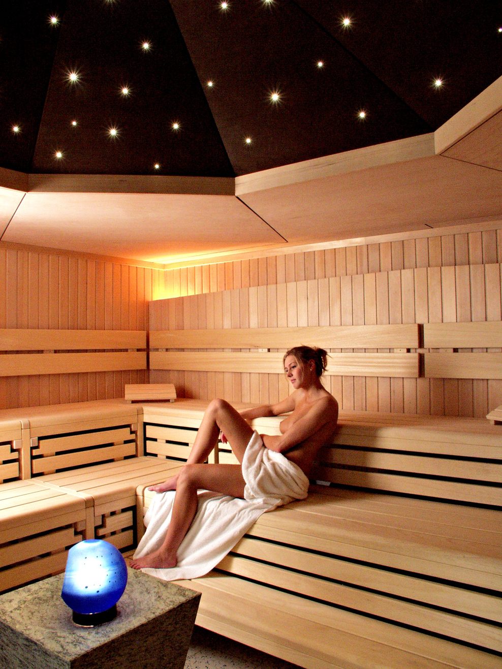 Eine Frau in der 80 Grad Murano-Sauna Schwimmbad Blankenese.