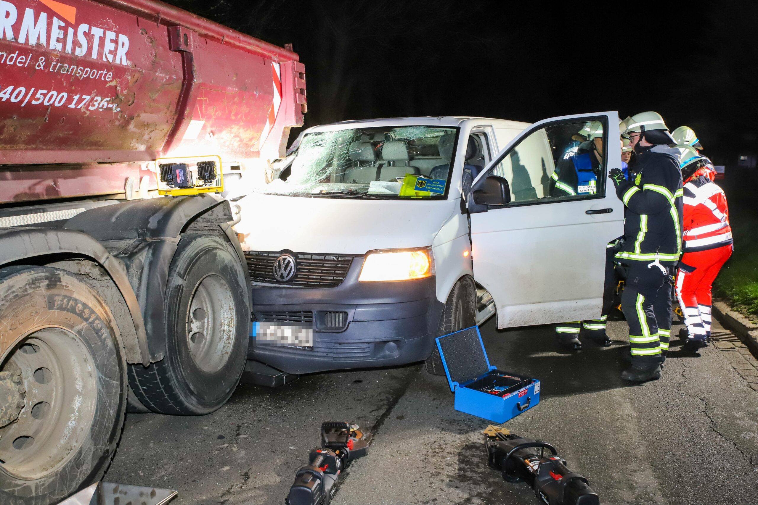 Der unter dem Lastwagen verkeilte Transporter.