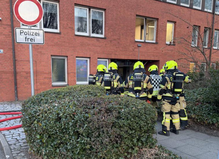 Die Feuerwehr im Einsatz an der Elmshorner Straße.