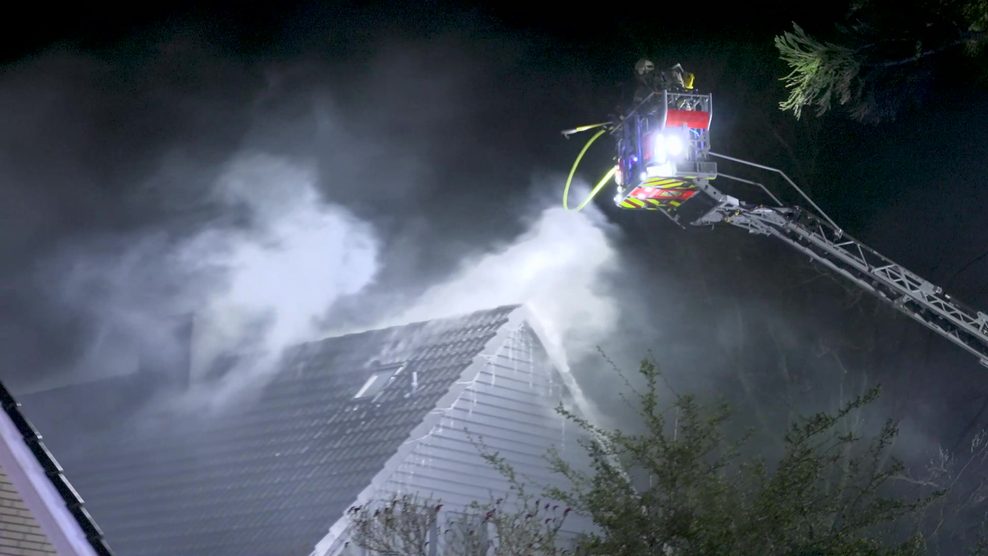 Ein Carportbrand hat gleich zwei Häuser in Alveslohe in Mitleidenschaft gezogen.